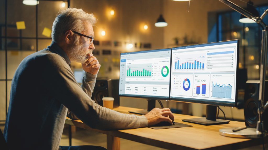 Man using SAP Digital Manufacturing on a desktop